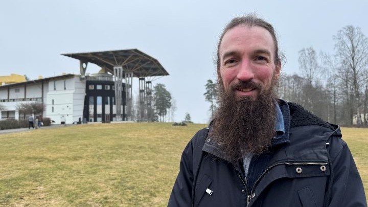 Daniel Östergren framför Måltidens hus.