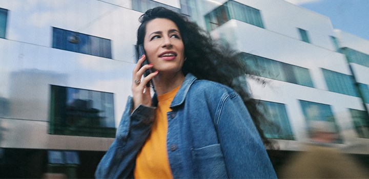 Kvinna pratar i telefon i centrala Örebro.