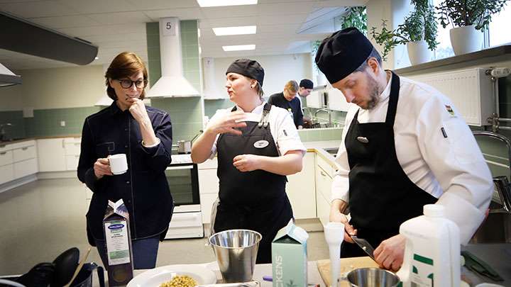 Mischa Billing diskuterar matlagningsteknik och råvaror med kockarna Therese Strömberg och Mats Lindevall.