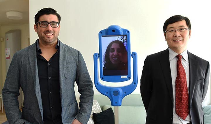 Amy Loutfi demonstrerade hur roboten Giraffen fungerar för Diego Faria och Kaiming Zhou från Aston University. 