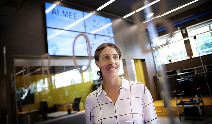 Amy Loutfi fotograferad genom ett fönster till universitetets robotlaboratorium.