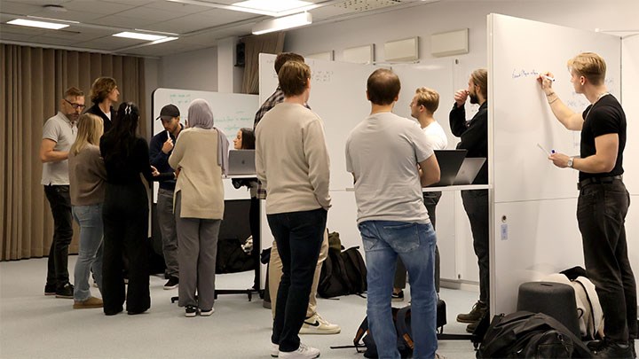 Grupparbete i Learning Lab. ORU-väggar som går att vika ut syns tydligt.