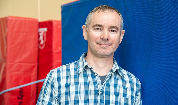 Dean Barker framför två stora gymnastikmadrasser. 