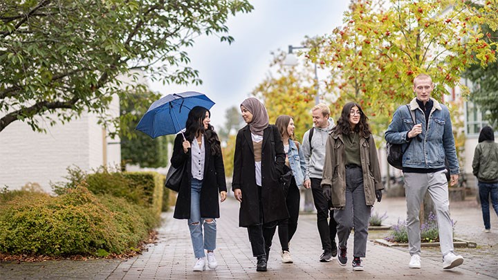 Studenter på campus.