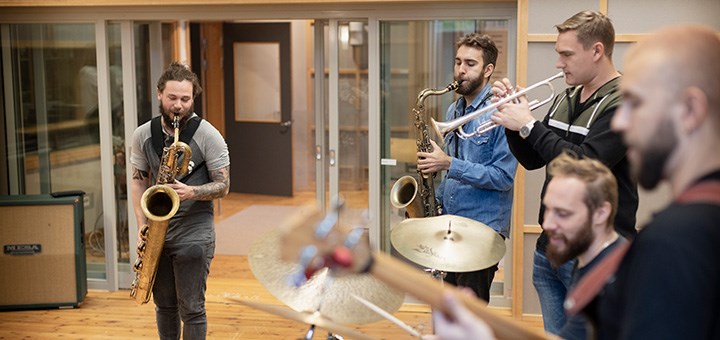Fem musiker spelar olika instrument