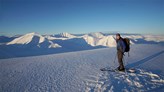 William Hartz på skidor i en snölandskap på Svalbard.