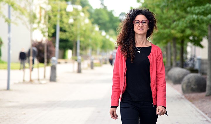 Delia Latina går på campus