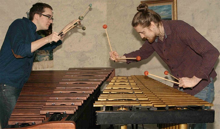 Elias Gustavsson och Rasmus J  Hansson spelar slagverk.