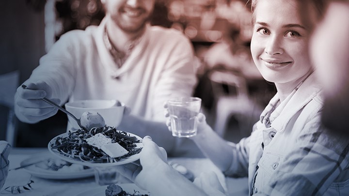 En man och ett vattenglas och texten Food and health center.