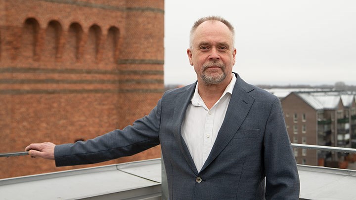 Magnus Grenegård på balkongen på Campus USÖ. 