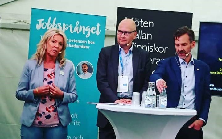 Anna Ragén tillsammans med två andra personer på ett seminarium i Almedalen