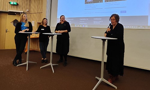 Vicedekanerna Elin Vimefall, Anna-Karin Larsson och Jenny Windahl i panelsamtal med Kristin Ewins.