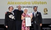 Alexandra Ullsten mottar priset årets musikboj.