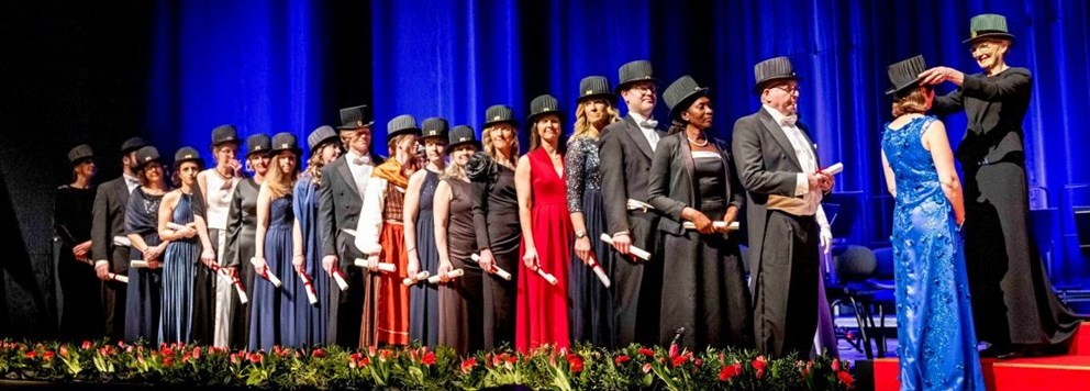 Bild från den fullsatta scenen på akademisk högtid.