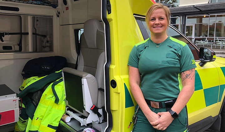 Linda Appelgren står vid en ambulans. 