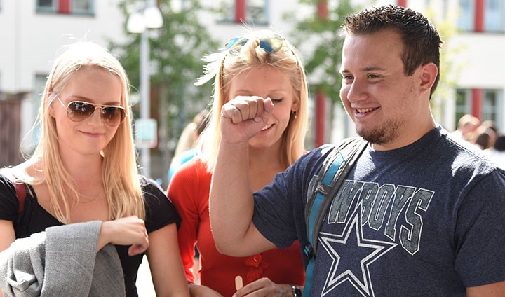 Några utbytesstudenter i solen.