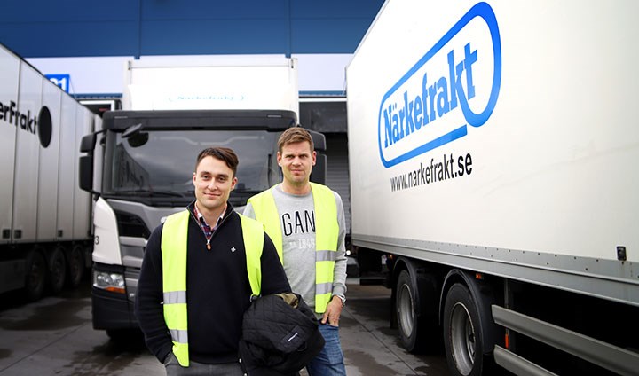 Studenten Ludvig Löfgren tillsammans med Thomas Pettersson, produktionsansvarig för fjärr och distribution på Närkefrakt som sköter leveranserna åt Farmly i Örebro. 