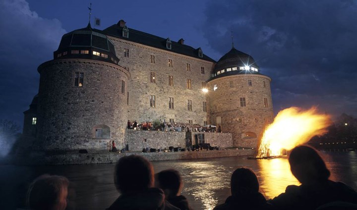Örebro slott med en eld framför.