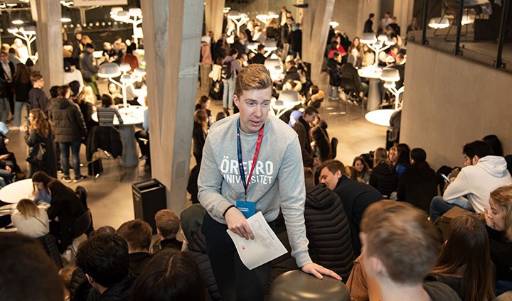 Theo Henningsson samtalar med nyfikna gymnasieelever under Universitetsdagarna. 