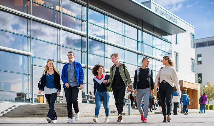 Studenter på campus.