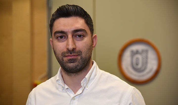 Photo of Amir Reza Zekavat in front of Örebro University’s logo. 