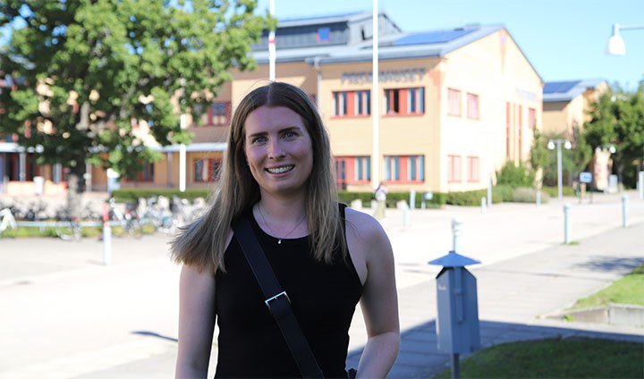 Studenten Moa Westh på Örebro universitets campus.