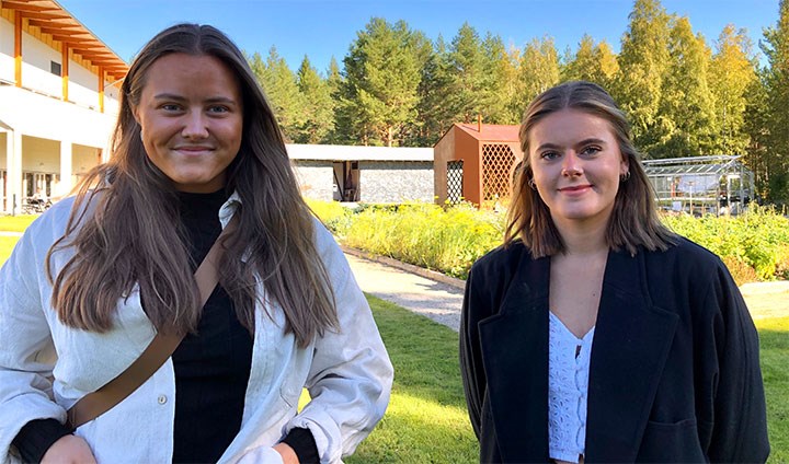 Studenterna Frida Jerlin och Erica Jondelius på campus  Grythyttan