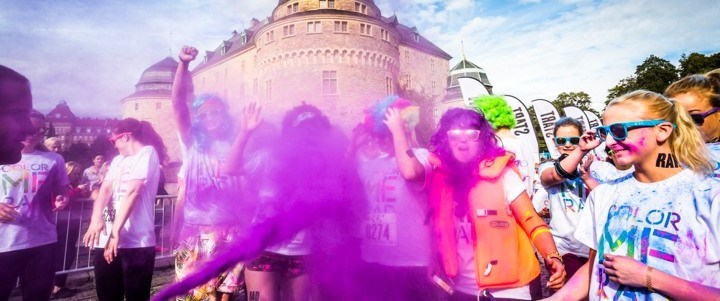 Students in color run in front om Örebro Castle