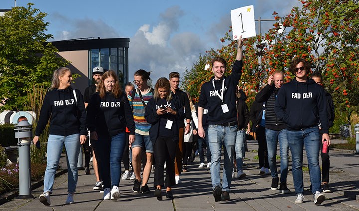 Faddrar på campusvandring med nya studenter