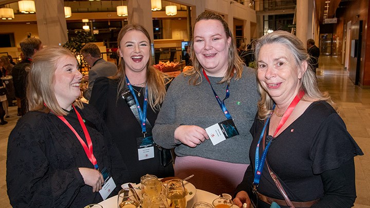 Ebba Lindgren, Lovisa Alsterlind och Anna Olsenius från Örebro studentkår fanns på plats vid höstminglet, här tillsammans med Eva Särndahl, professor i medicin vid Örebro universitet.