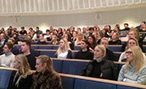 180 studenter i föreläsningssal