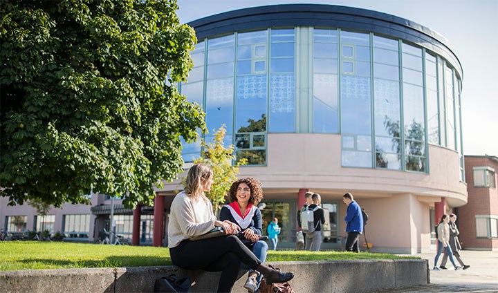 Studenter på campus.