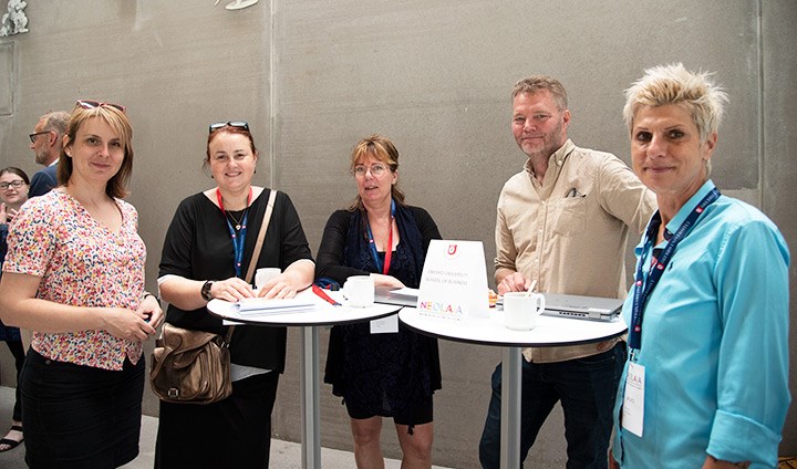 Gruppbild på Anamaria Bucaciuc Carmen Chasovschi från University of Suceava i Rumänien tillsammans med Annika Andersson och Henrik Strandahl från Handelshögskolan vid Örebro universitet och Melpo Iacovidou från University of Nicosia på Cypern.