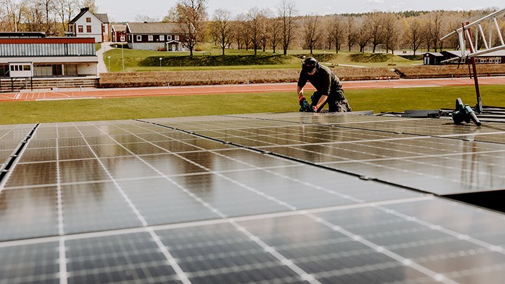 Solceller fästs på Universitetsbibliotekets tak i Örebro.