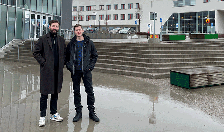 Juriststudenterna Alexander Gallo och Oliver Nilsson utanför Novahuset på Örebro universitet.