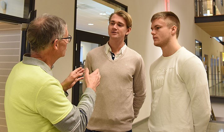 Läkarstudenterna Gustav Fardelin och Erik Sunnefeldt passar på att fråga smittskyddsläkaren Hans Fredlund några frågor om forskningen. 