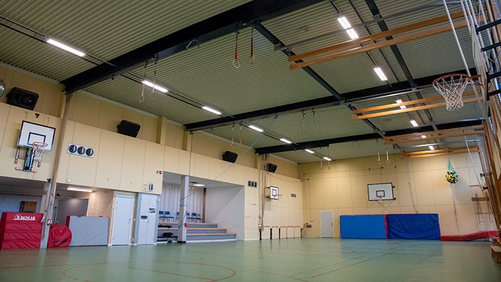 En gymnastiksal med ny LED-belysning i taket.