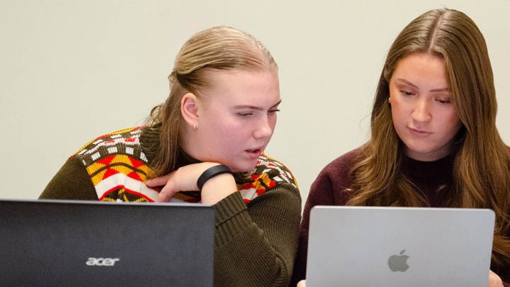 Två studenter i samtal.