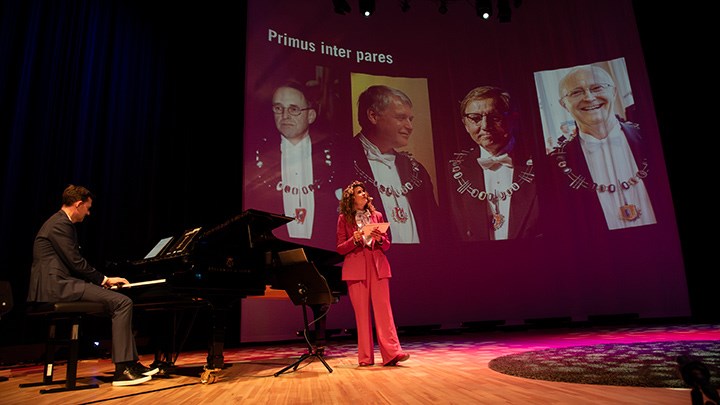 Anna-Karin Andershed och Fredrik Berglund på scenen.