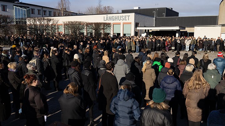 Hundratals människor står utanför Långhuset, vid Krakadammen.