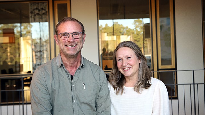 Magnus Engwall, professor i biologi, och Maria Larsson, forskare i kemi, startar bolaget Ambiotox tillsammans med Pia Engwall.