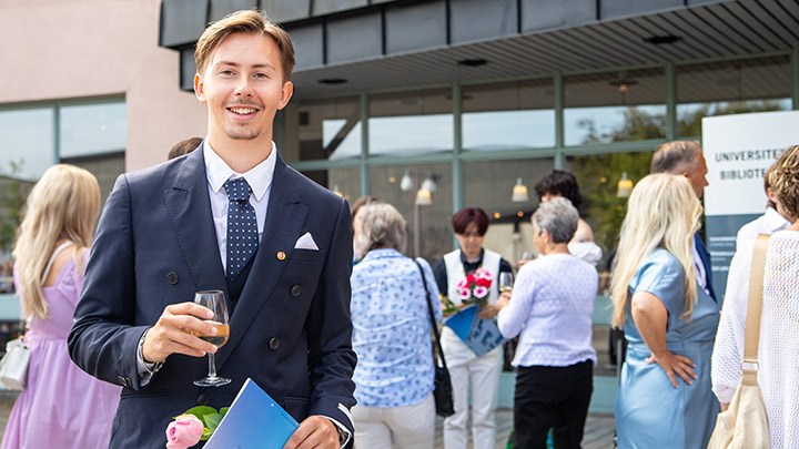 Julian Lehr står utanför Universitetsbiblioteket.