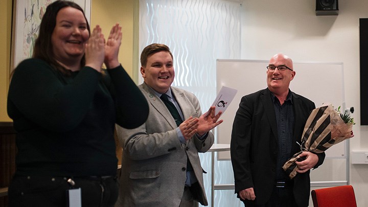 Örebro studentkårs ordförande Anna Olsenius och vice ordförande med utbildningspolitiskt ansvar Viktor Breström gratulerar Thomas Denk till pedagogiska priset.