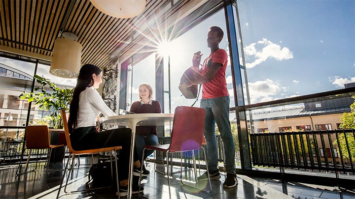 Studenter på campus. 