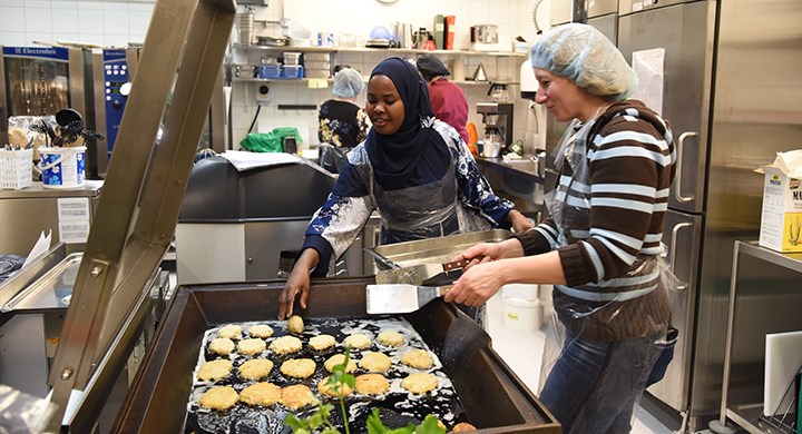 Sahra och Linda-Mari i skolköket och steker