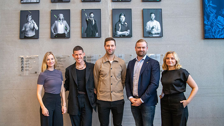 Fem alumner från Örebro universitet.