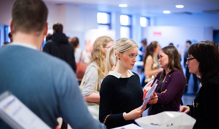 Besökare och utställare på Campusmässan.