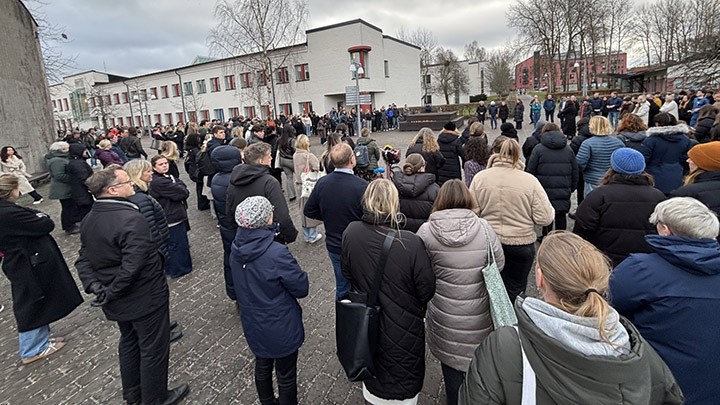 Flagga på halv stång.