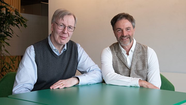 Anders Lunander and Niklas Karlsson sitting at a green table.