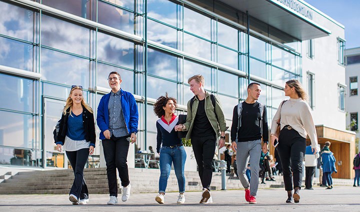 Studenter på campus framför Musikhögskolan. 